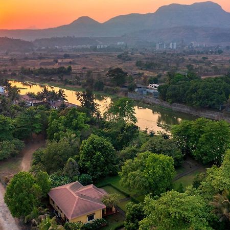 Vintage Estate - Lakeside Allure With Vintage Decor,A Plunge Pool & A Lawn Featuring A Charming Gazebo Karjat Exterior photo