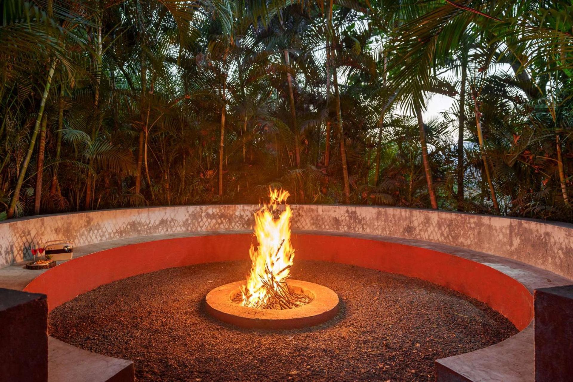 Vintage Estate - Lakeside Allure With Vintage Decor,A Plunge Pool & A Lawn Featuring A Charming Gazebo Karjat Exterior photo