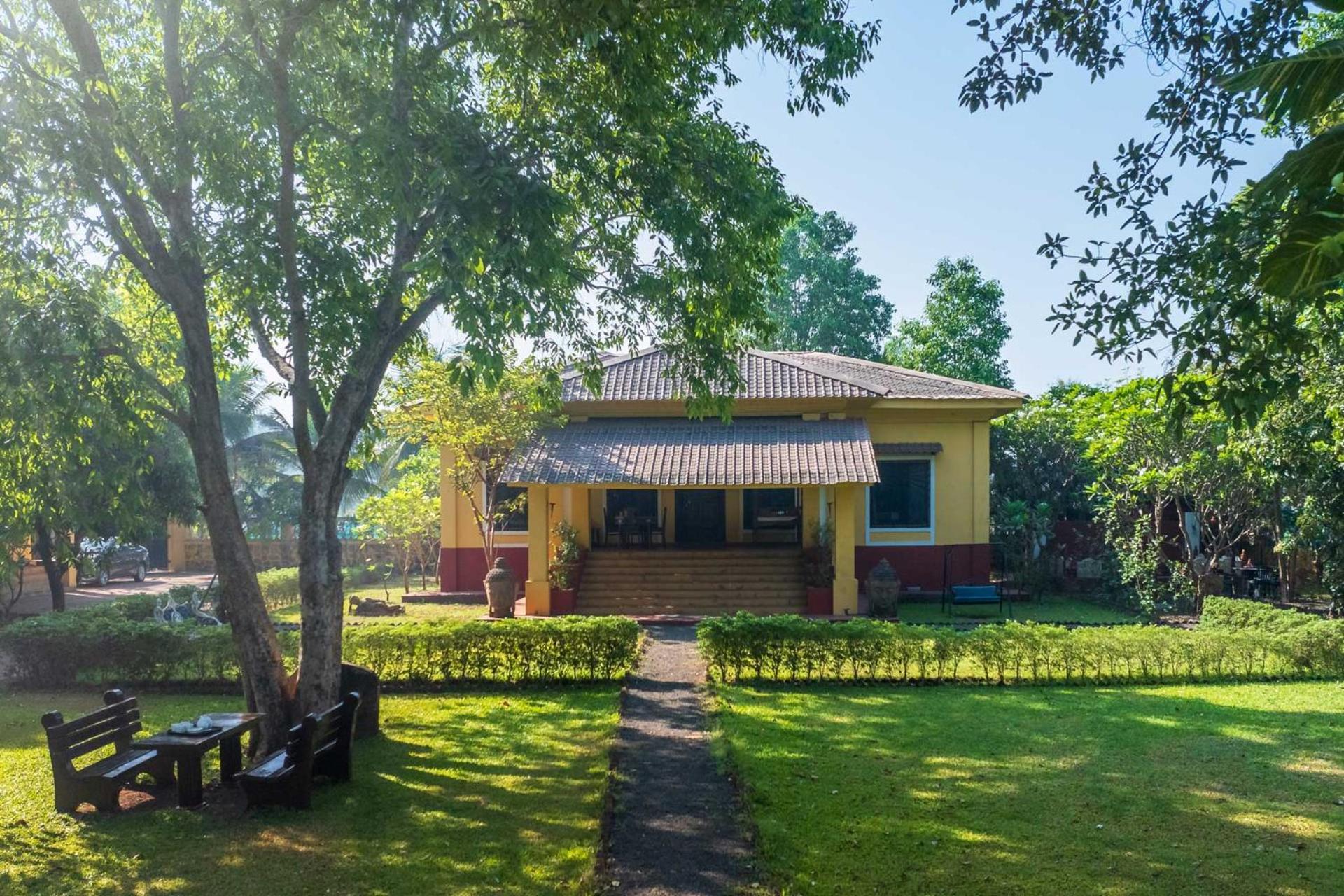 Vintage Estate - Lakeside Allure With Vintage Decor,A Plunge Pool & A Lawn Featuring A Charming Gazebo Karjat Exterior photo